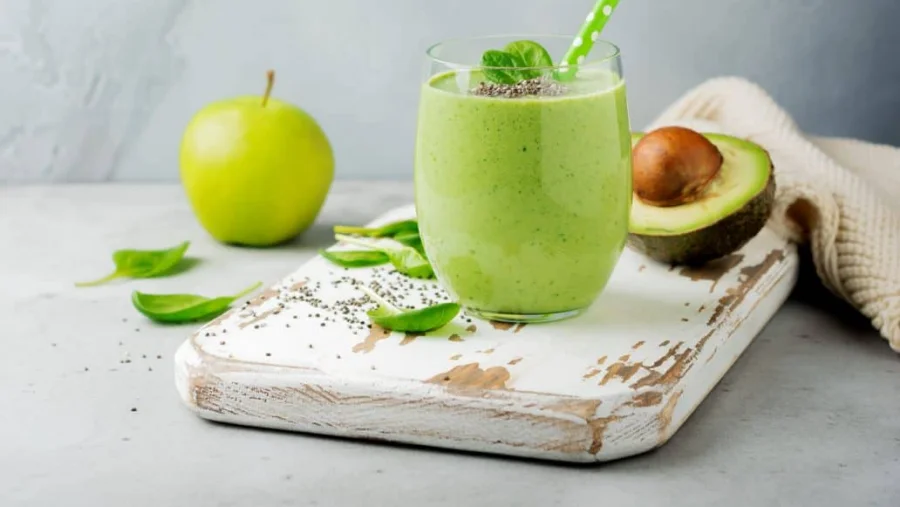 Spinach, Avocado, and Green Apple Smoothie
