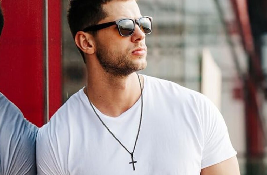 5 Reasons Men should wear Name Necklace in 2024